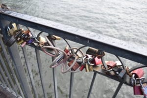 Lucchetti dell'amore, il giro di vite sulle speranze degli amanti